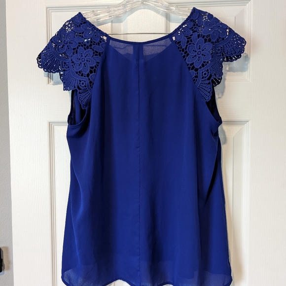 FREE WITH PURCHASE -Blue blouse with lace detail sleeves - Picture 3 of 4